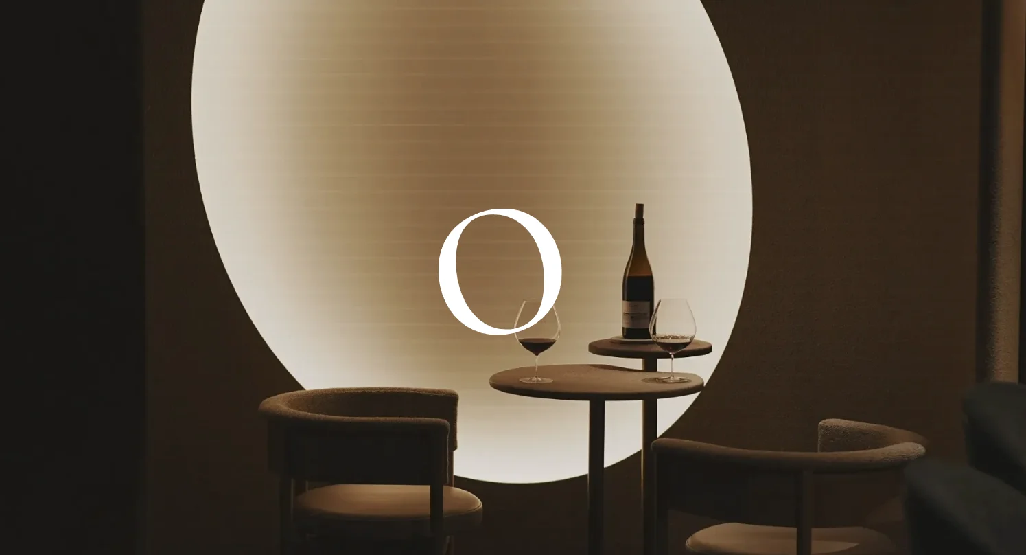 repertioのキービジュアル。光る楕円の前にワインとテーブル、中央にロゴの「O」